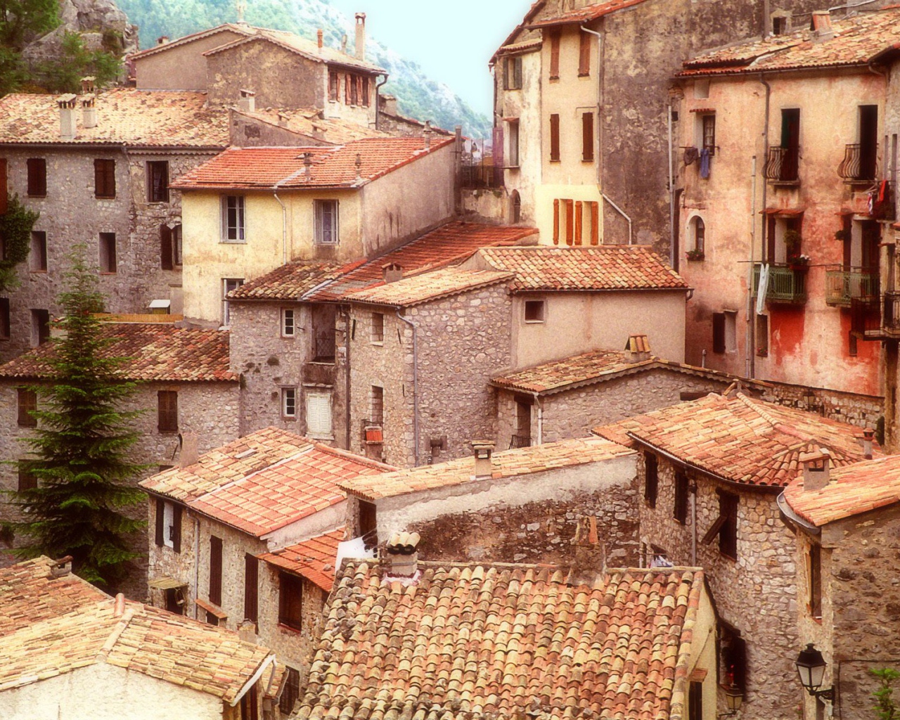 Крыши домов на холме