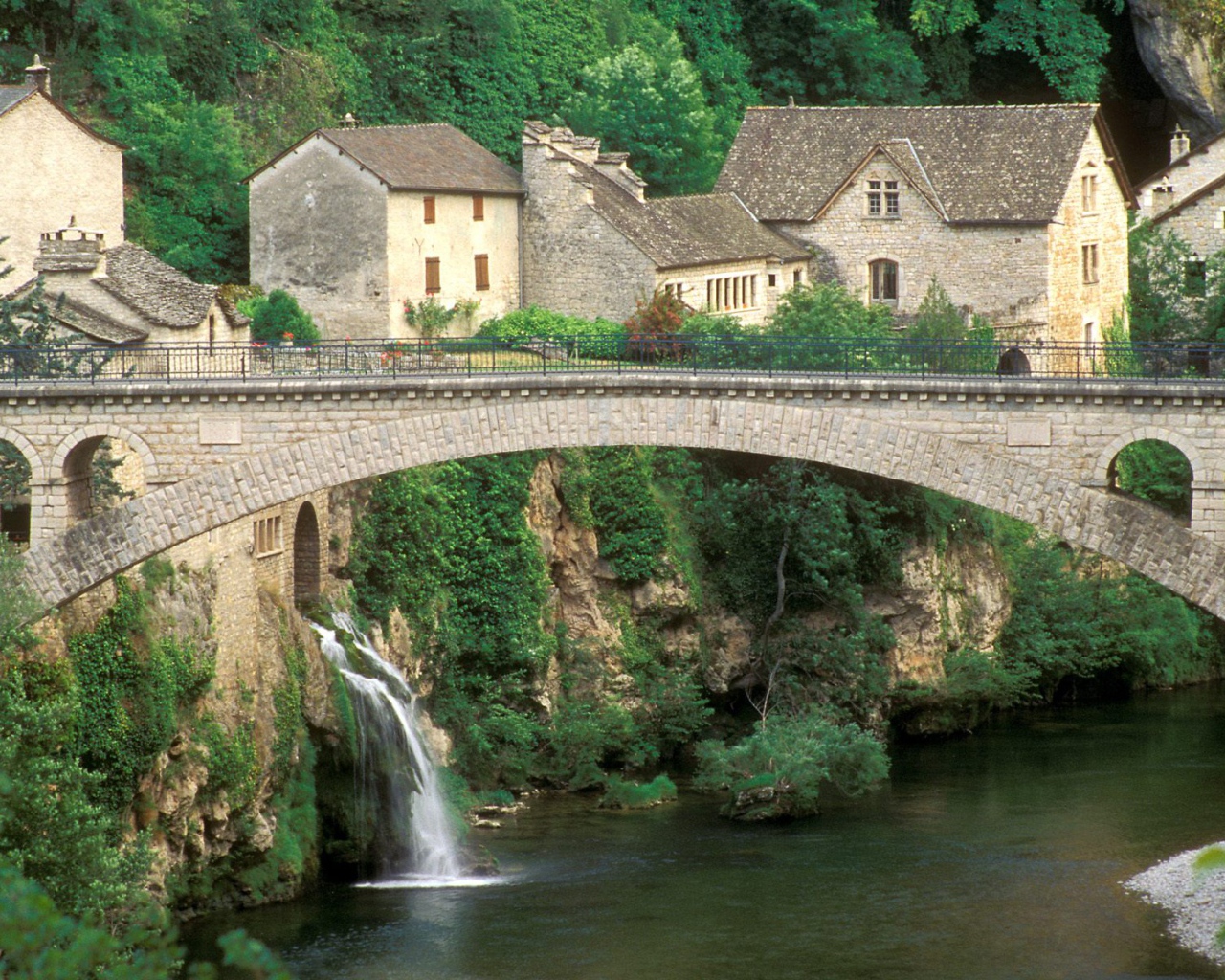 Каменный мост через реку