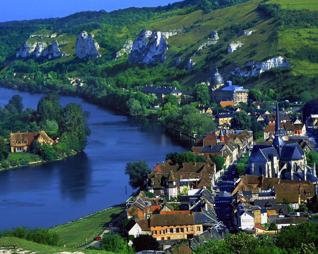 Деревня на берегу Сены