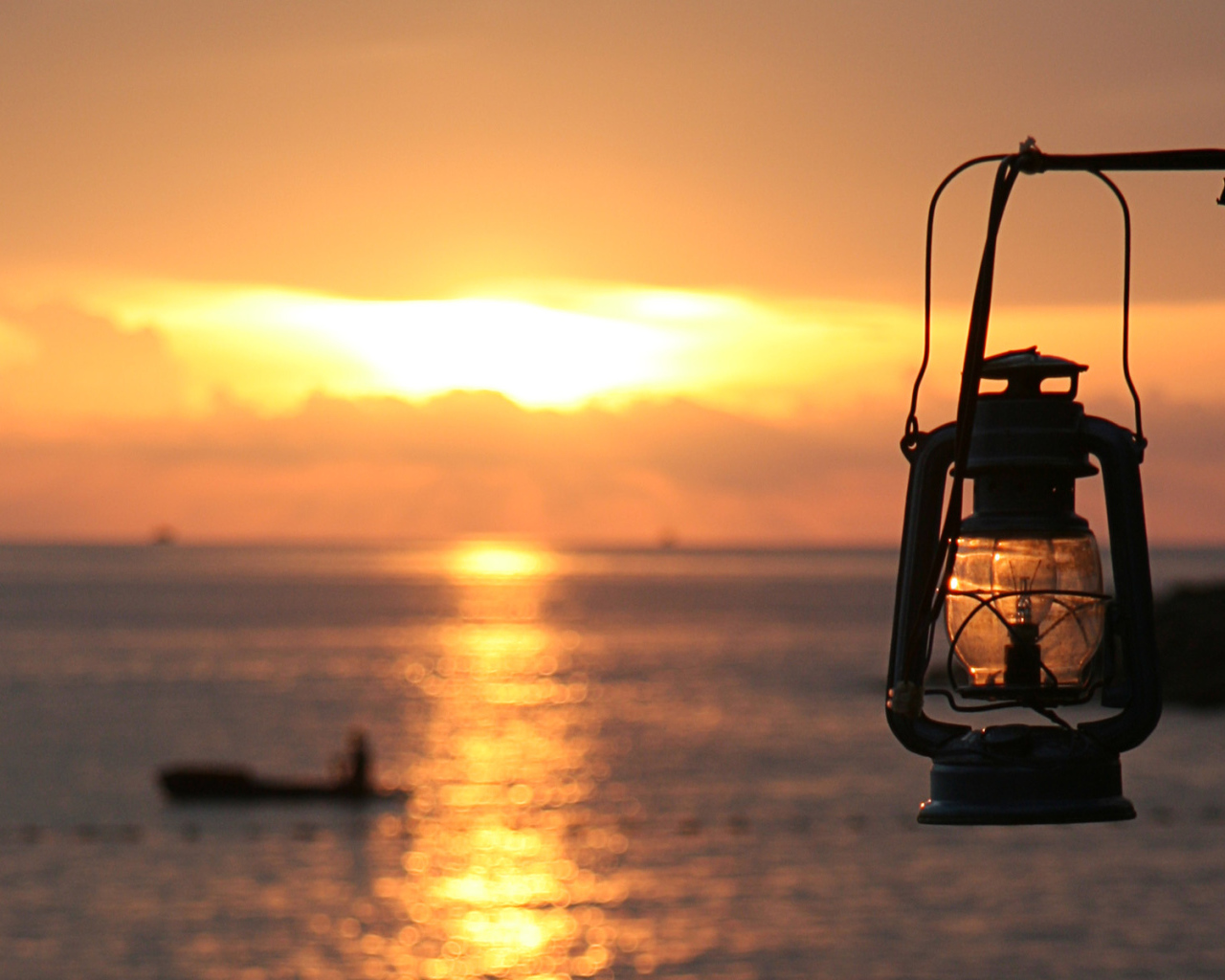 Фонарь на берегу моря