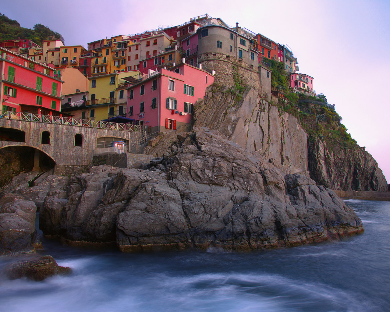 Разноцветные дома на скалах