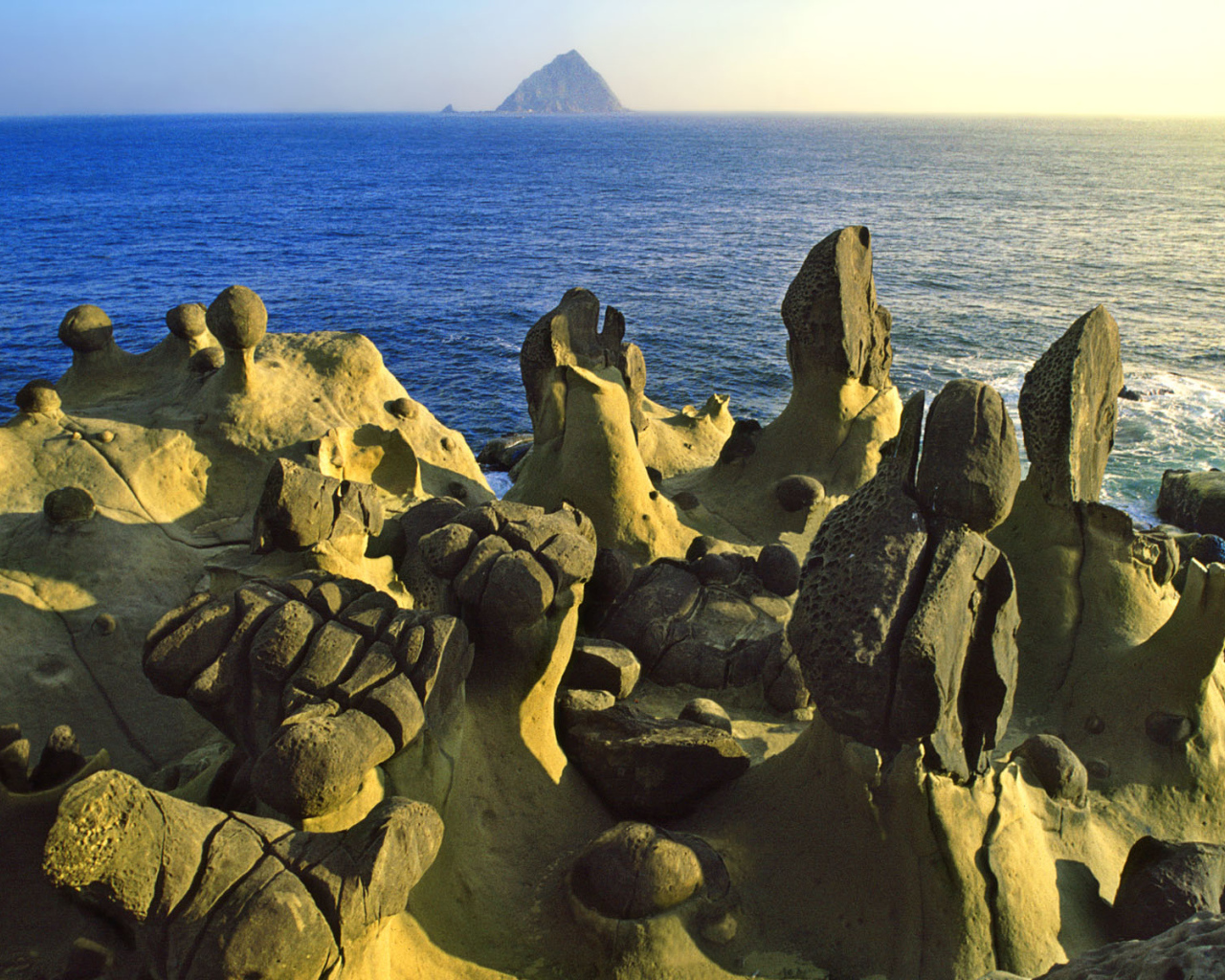 Остров в Филиппинском море