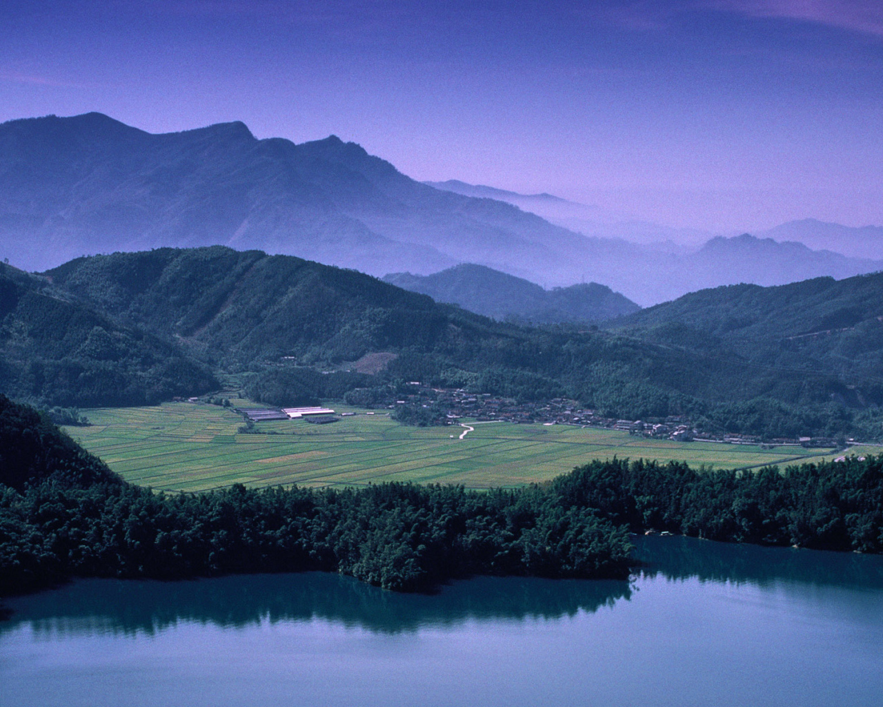 Поля в долине