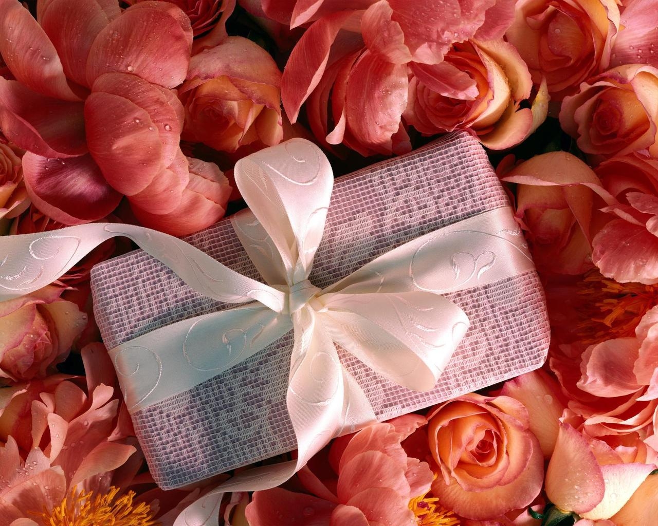 Подарок среди цветов