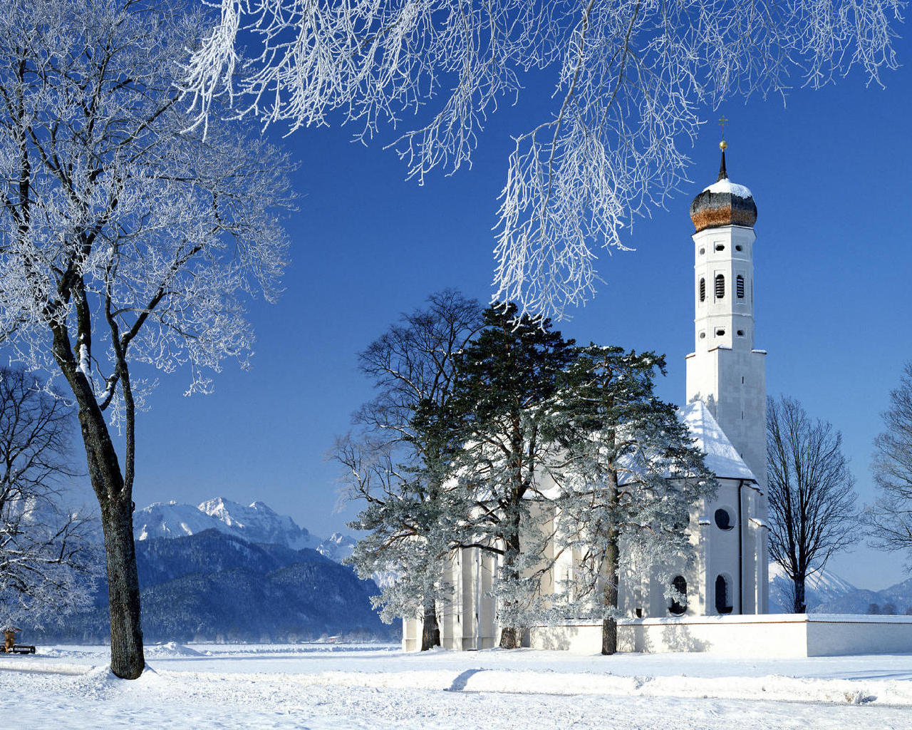 Церковь среди гор