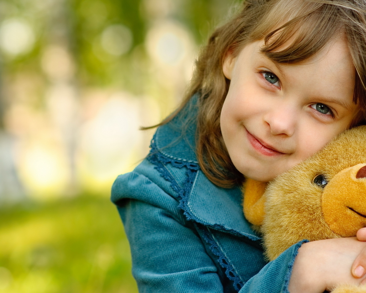 Девочка с мишкой