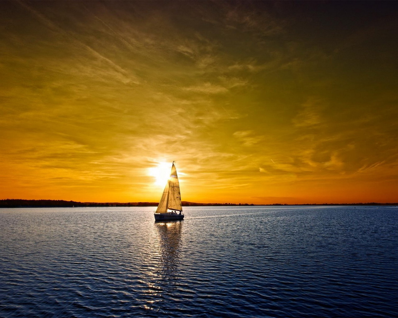 Одинокая яхта