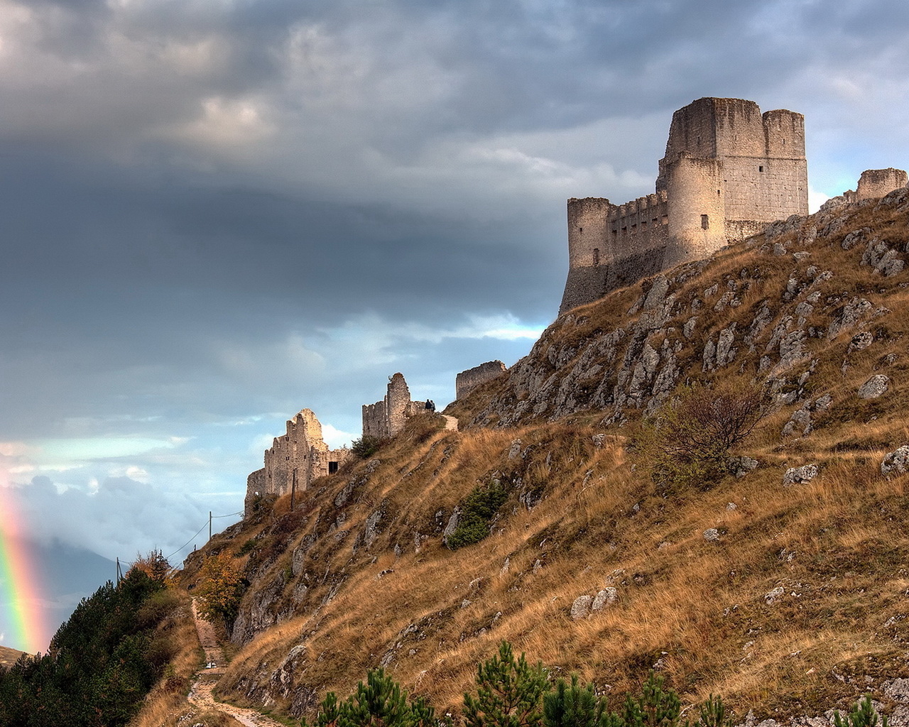 Развалины на холме
