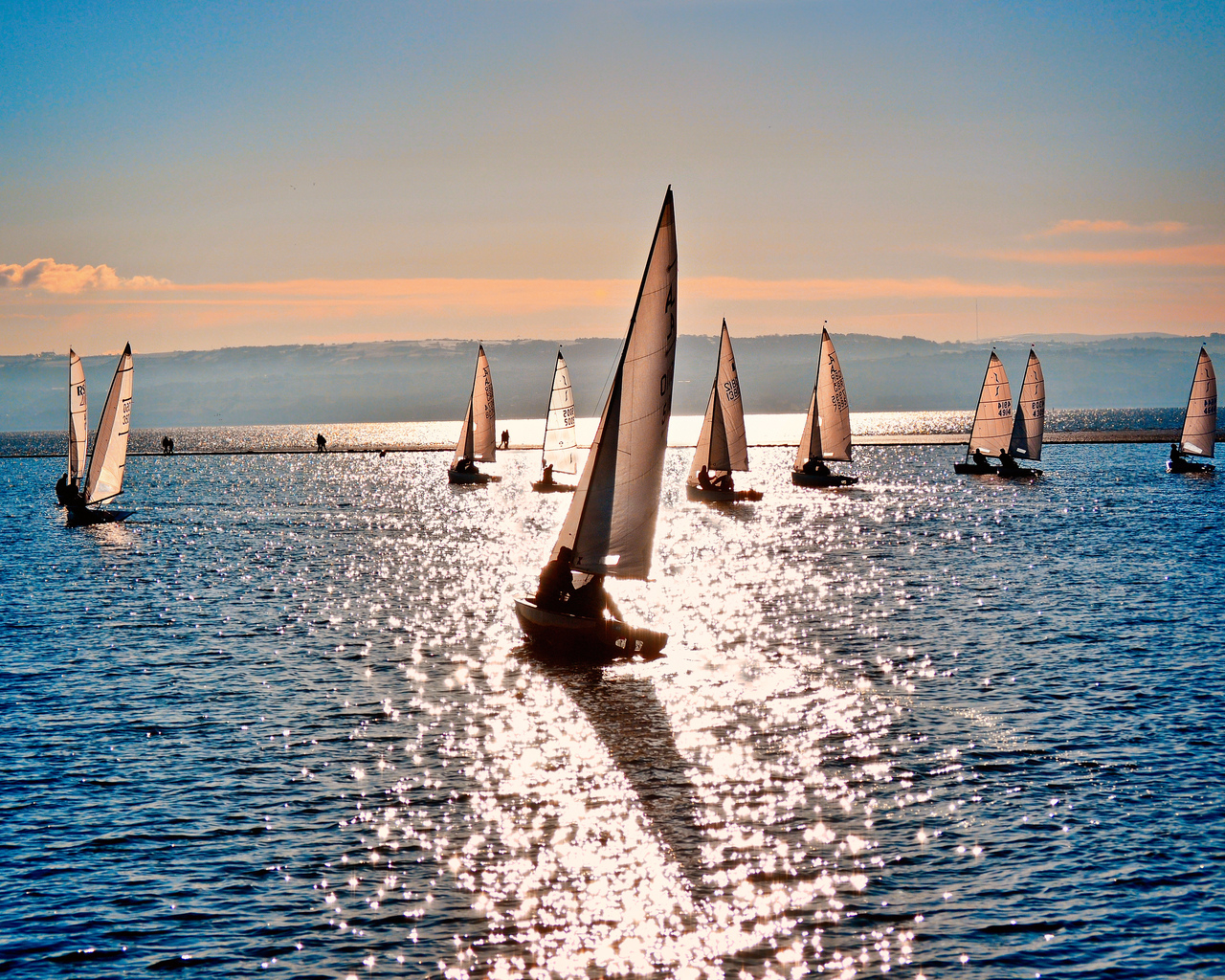 Парусники в море