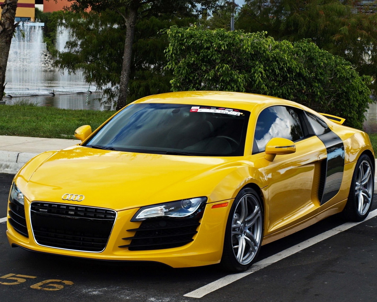Желтый Audi R8