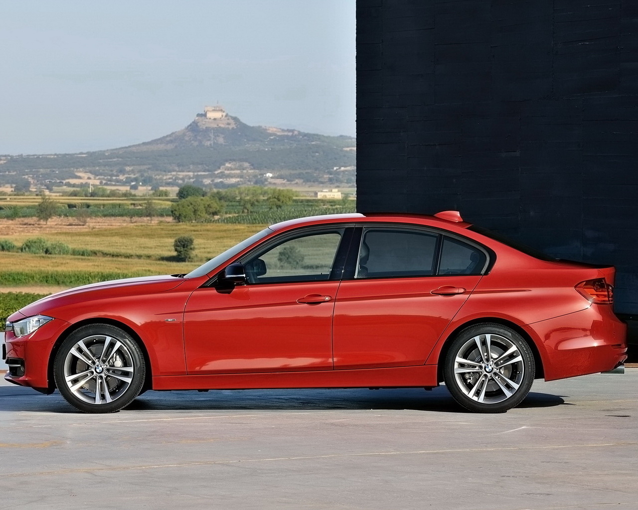 Красный BMW-3-Series-Sedan