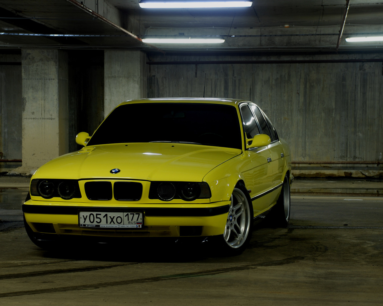 BMW M5 на стоянке