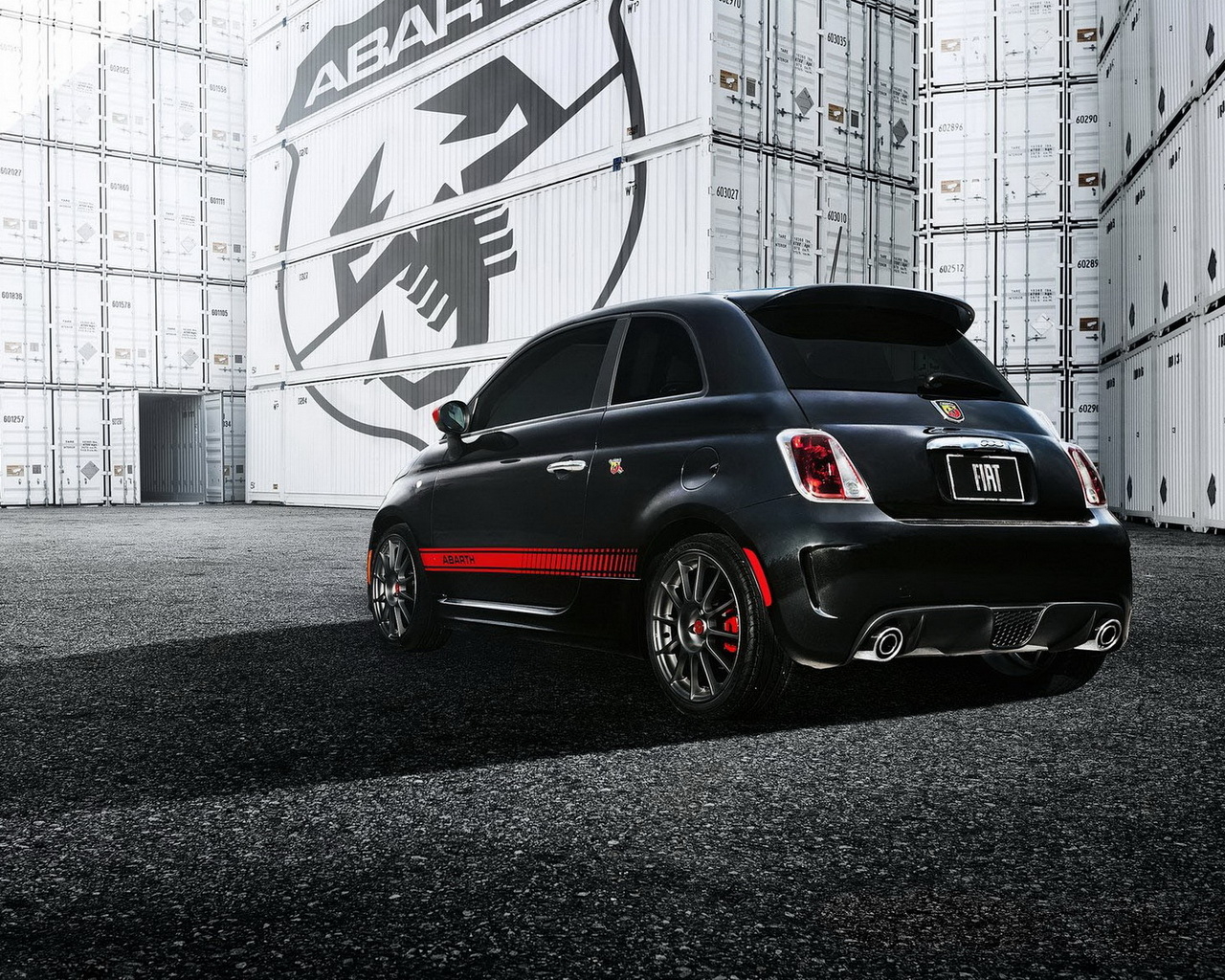Черный Fiat-500 Abarth