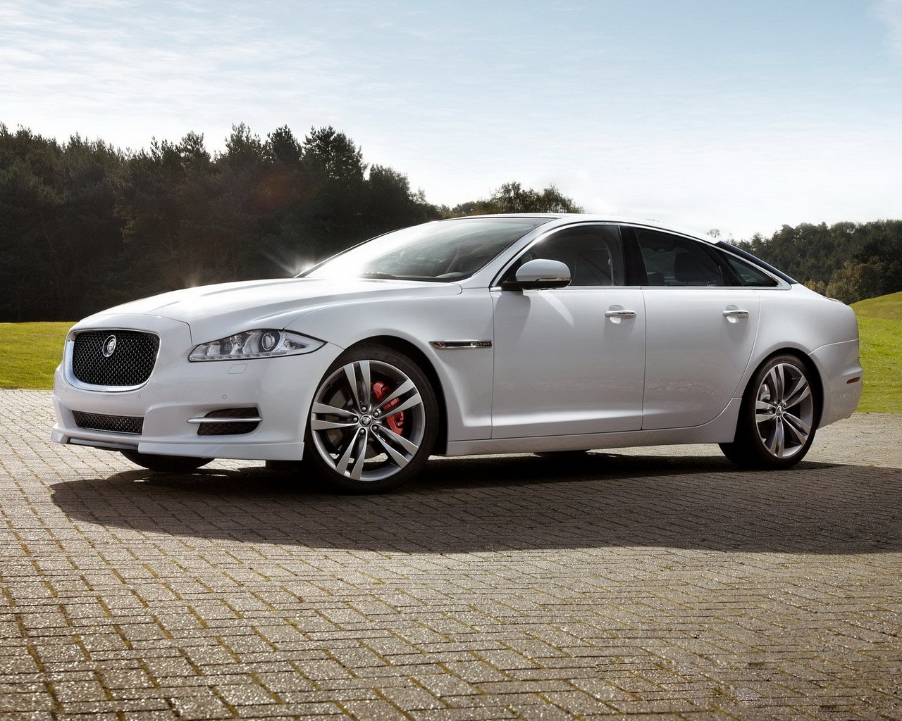 Jaguar-XJ Sport на солнце