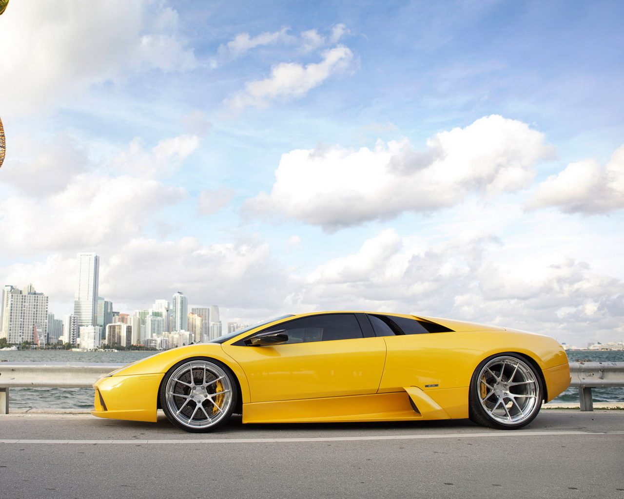 желтый Lamborghini