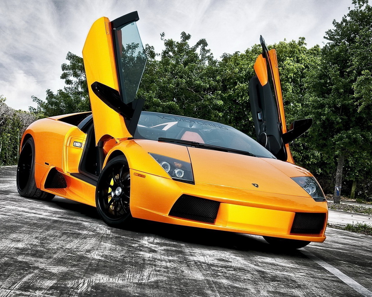 Желтый Lamborghini