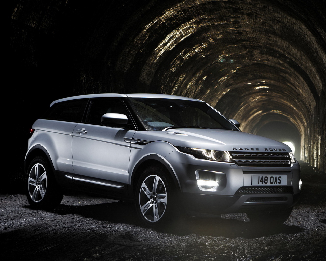 Range Rover Evoque в тоннеле