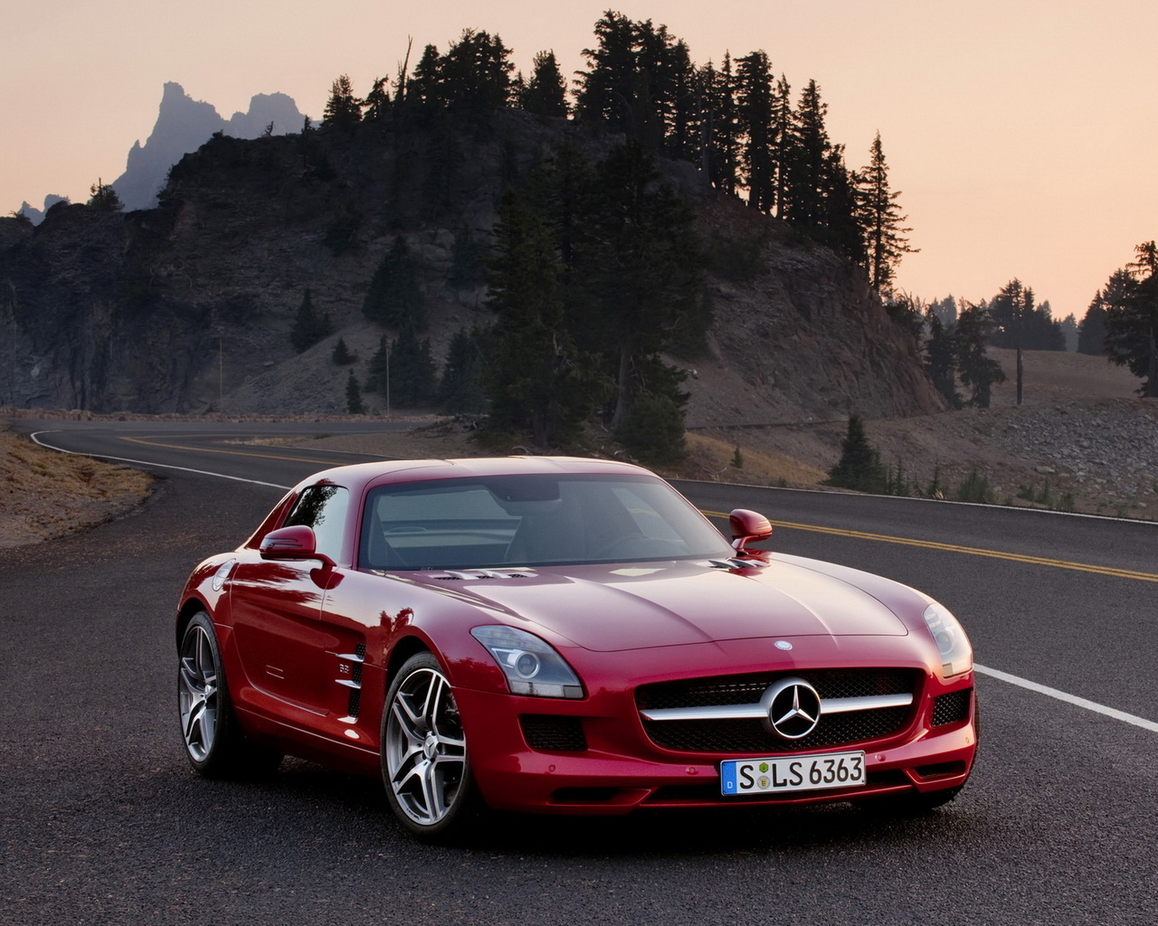 красный Mercedes Benz SLS AMG