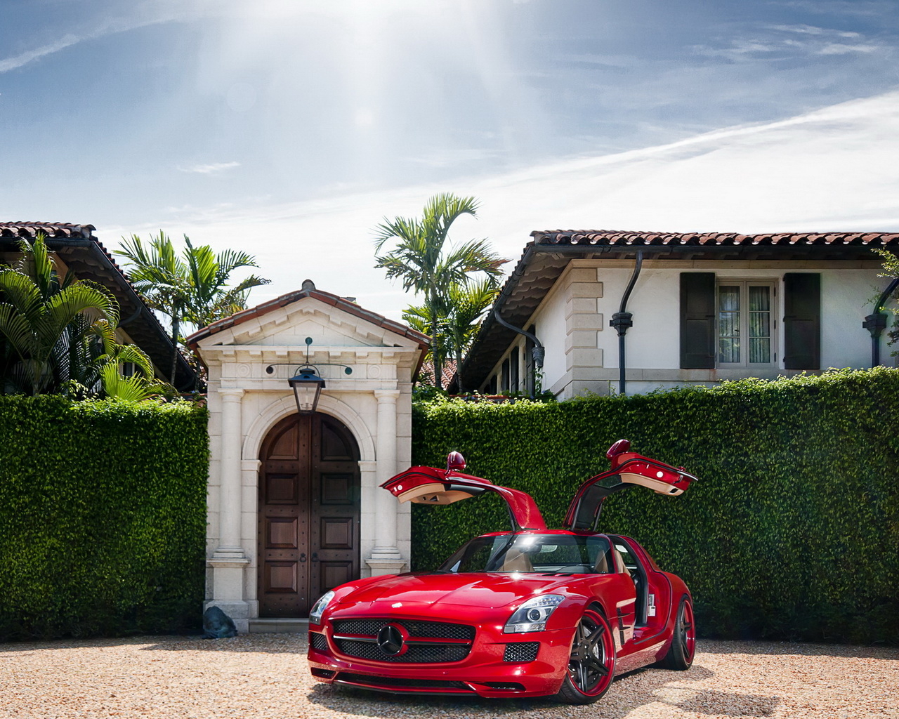 Красный Mercedes Benz SLS