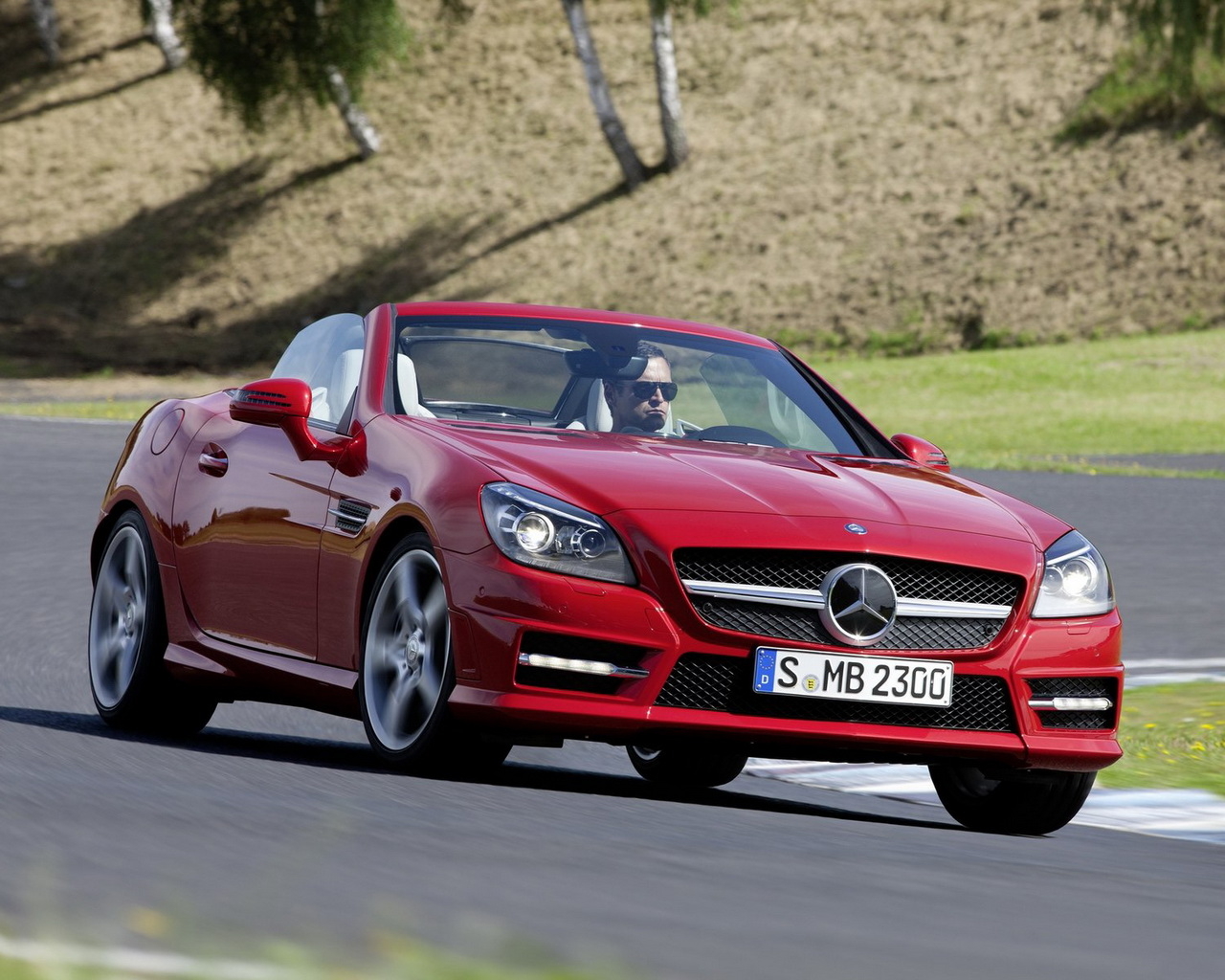 красный Mercedes-Benz