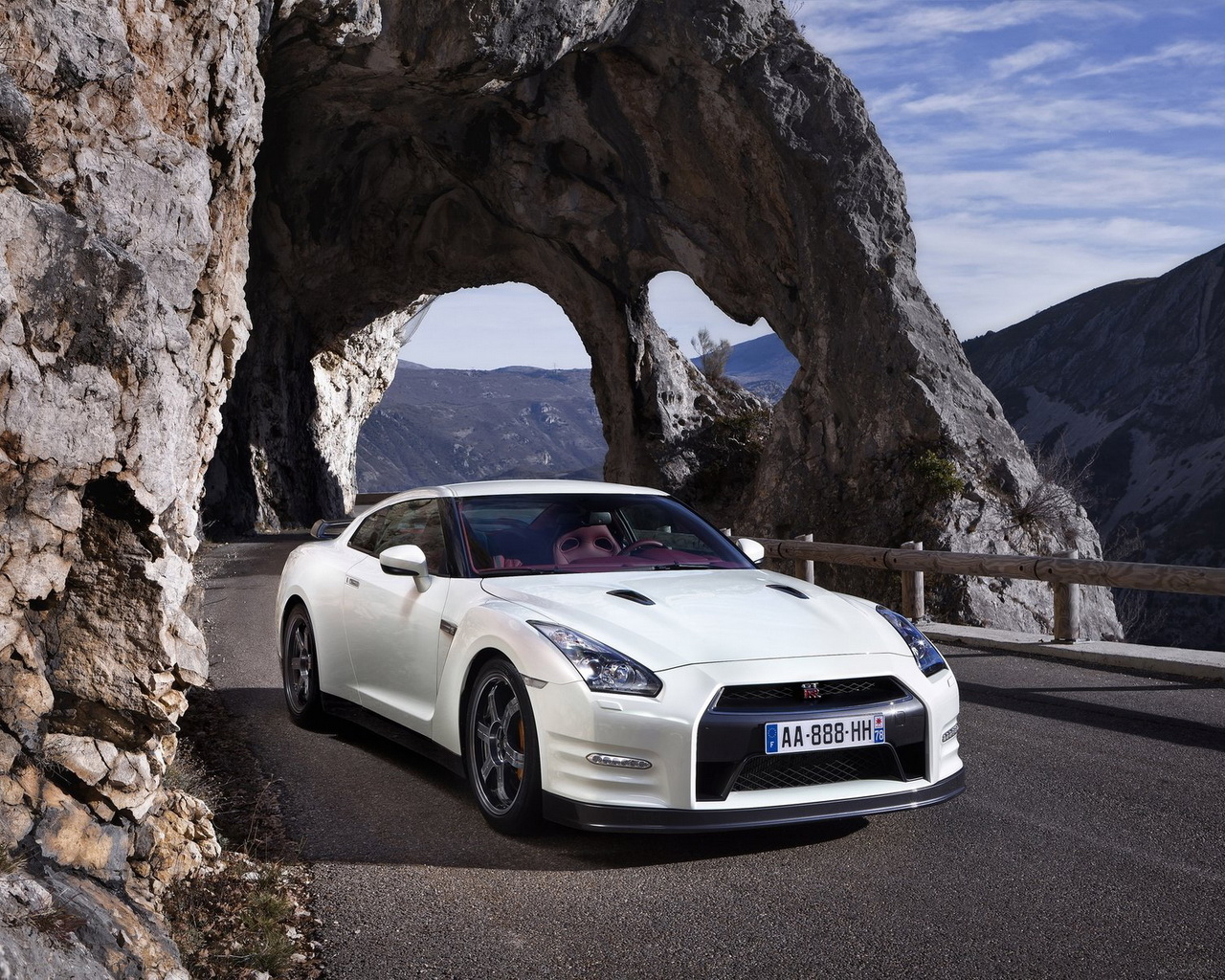 белый Nissan-GT-R