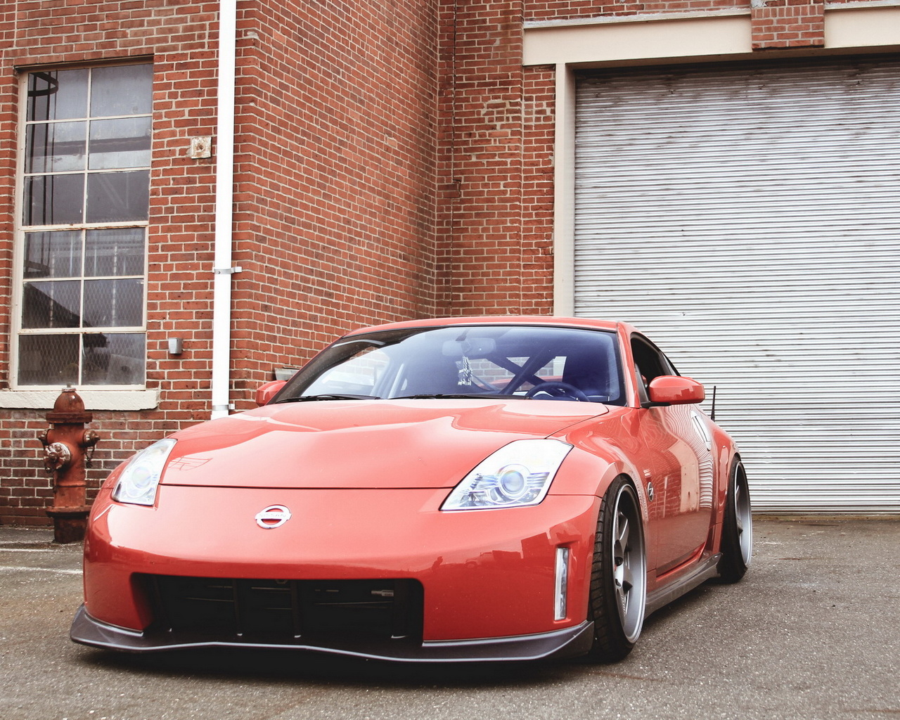 Красный Nissan 350Z