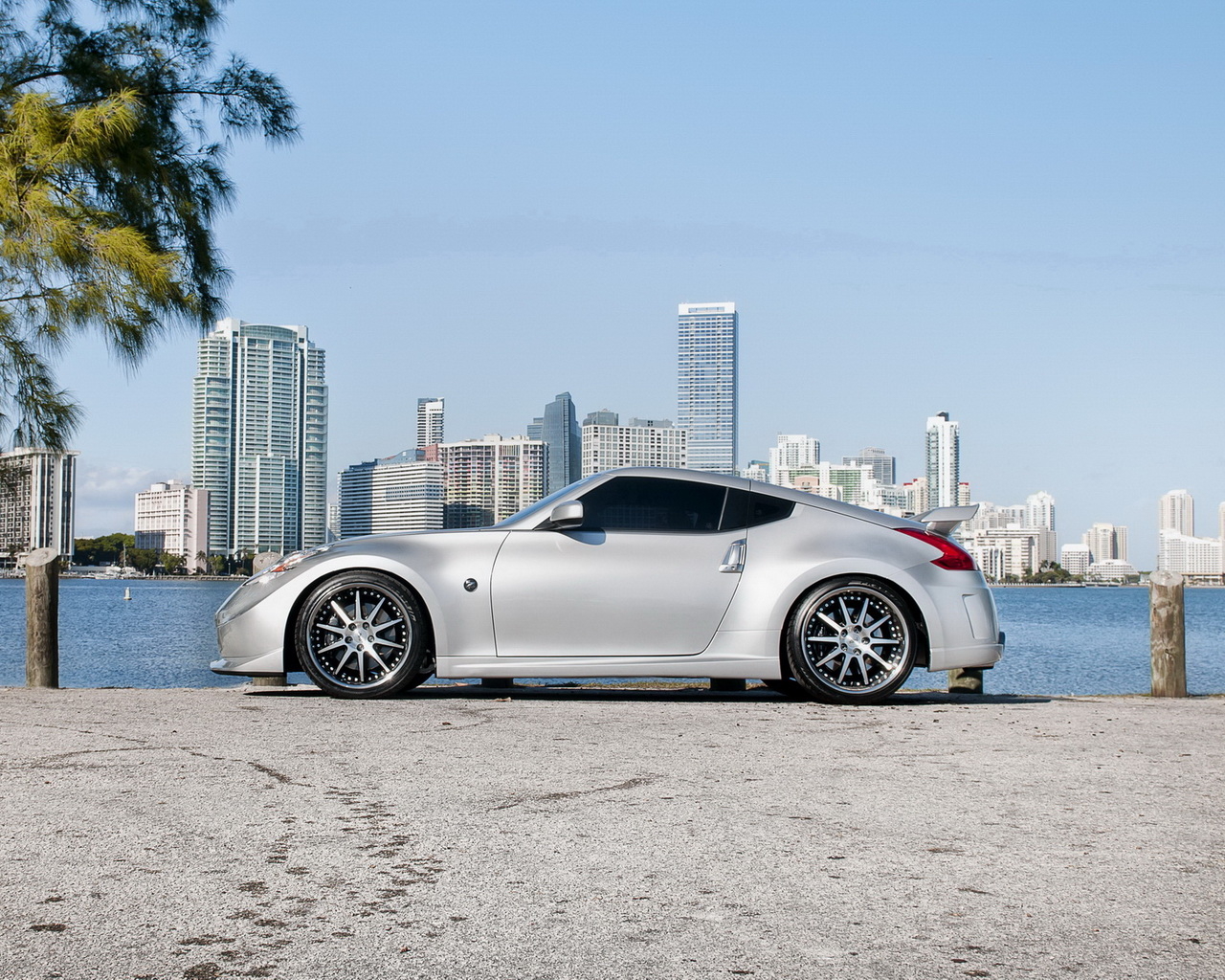 спортивный Nissan 370z