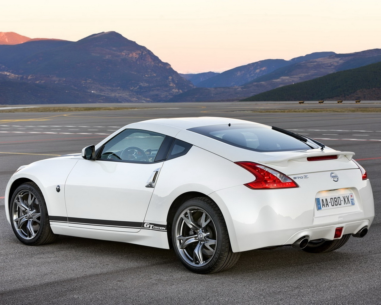 белый Nissan 370z GT