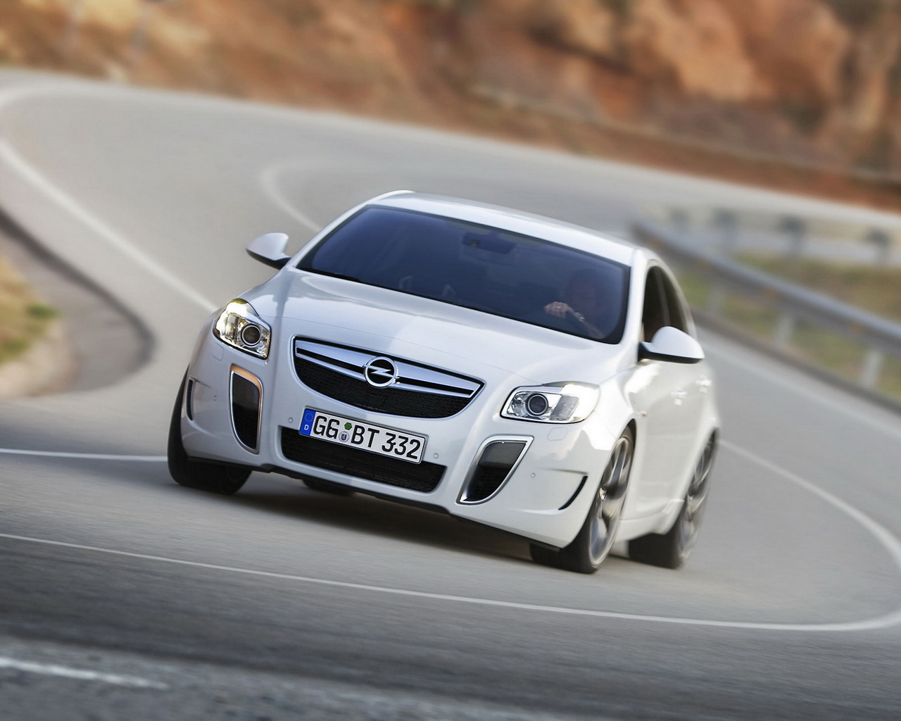 белый Opel Insignia