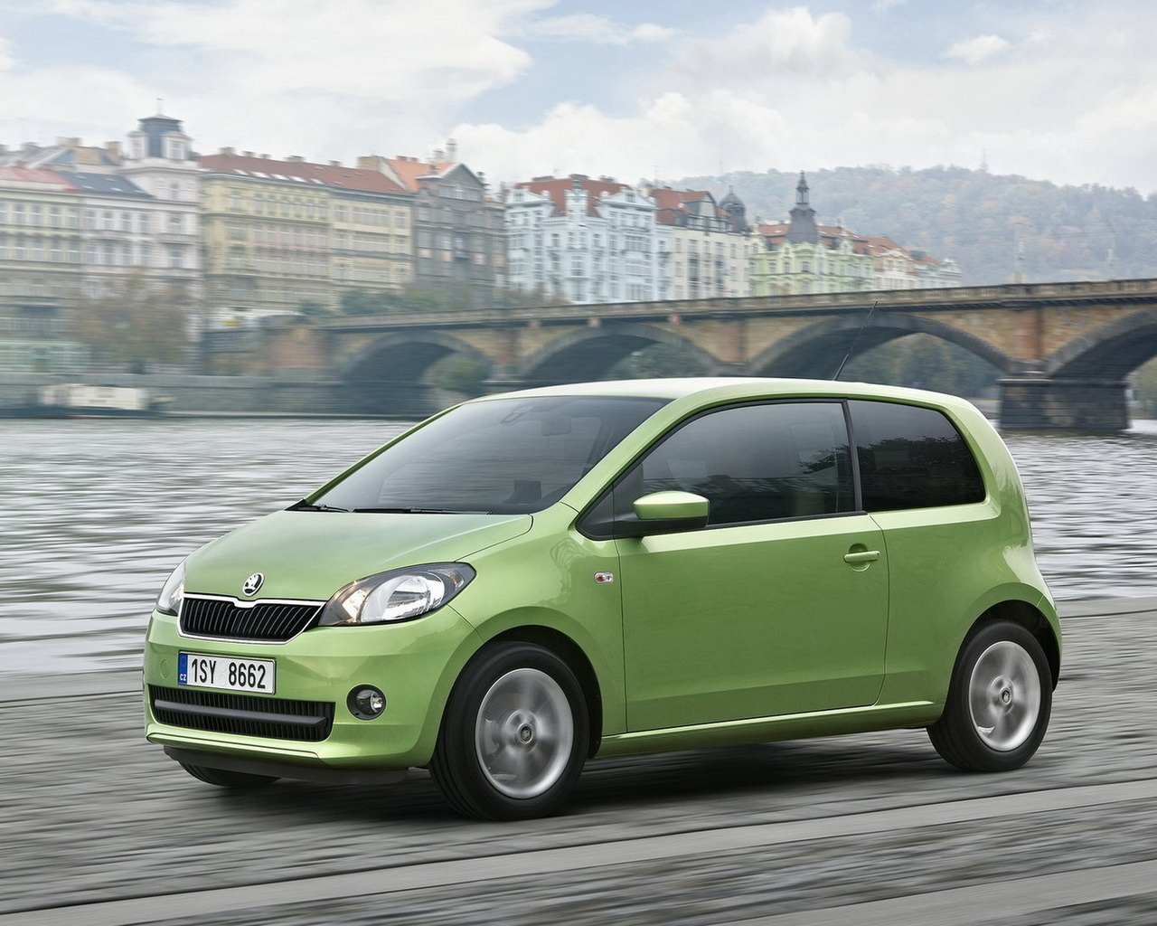 Skoda-Citigo на набережной