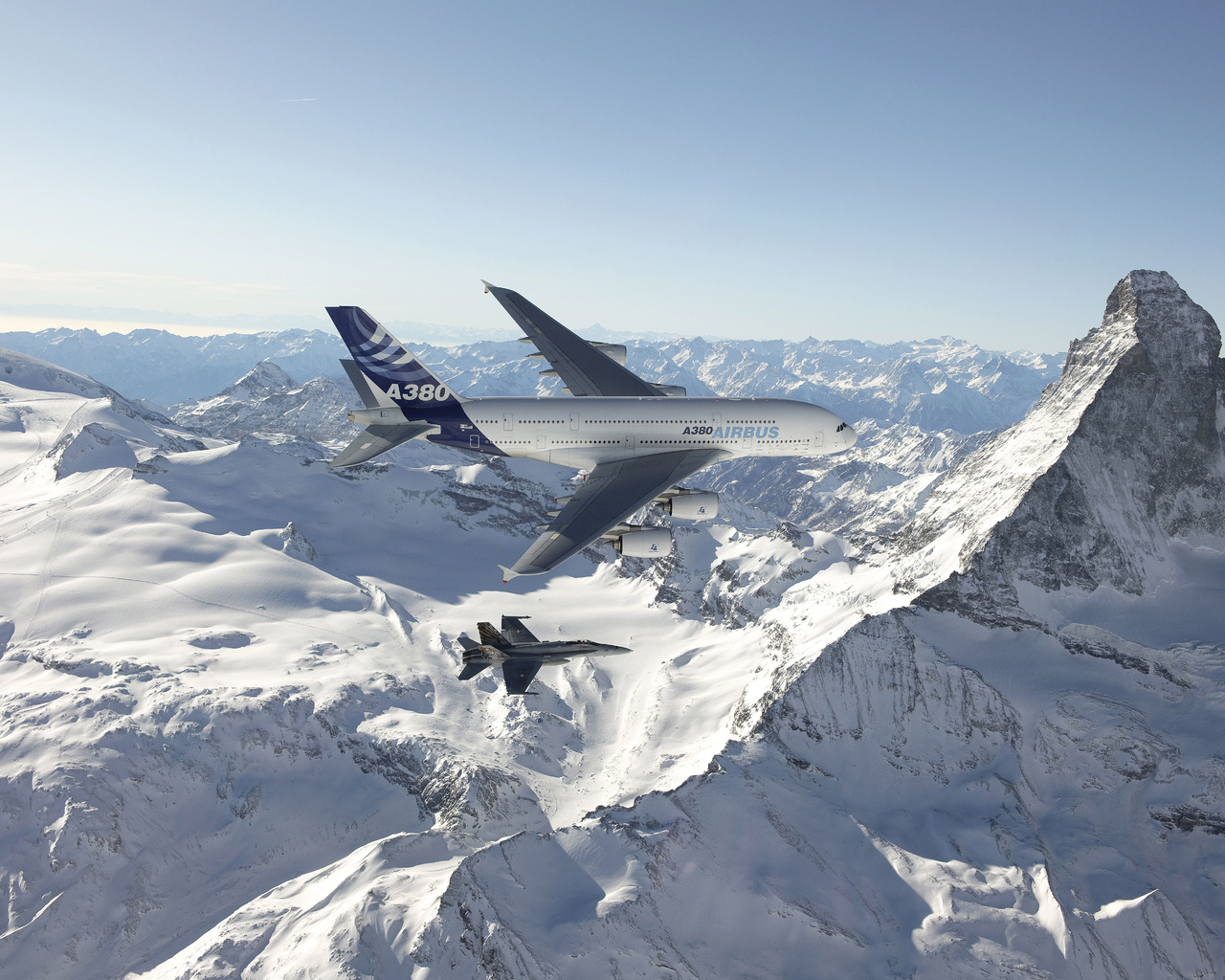 Airbus A380 и истребитель