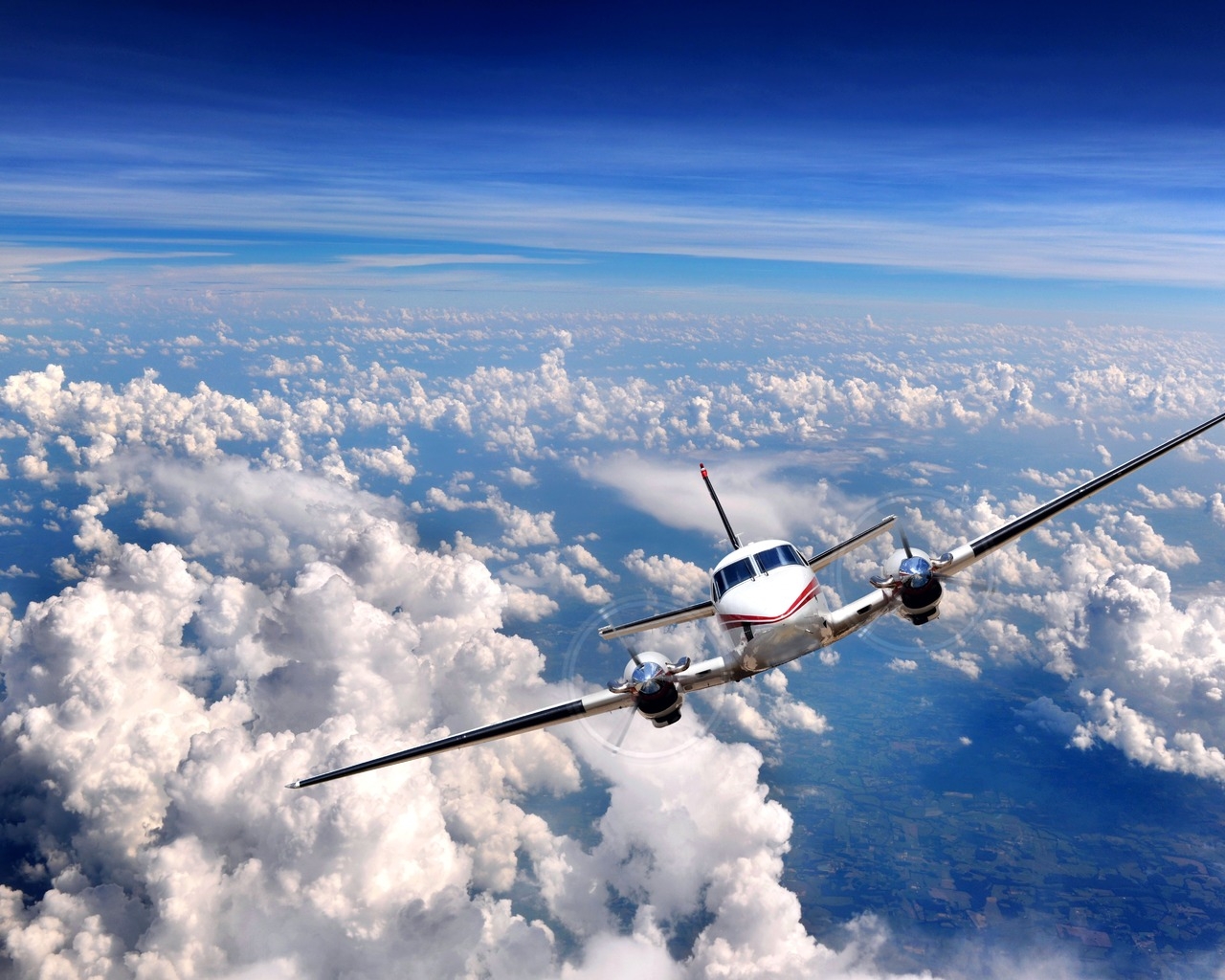 Самолет среди облаков