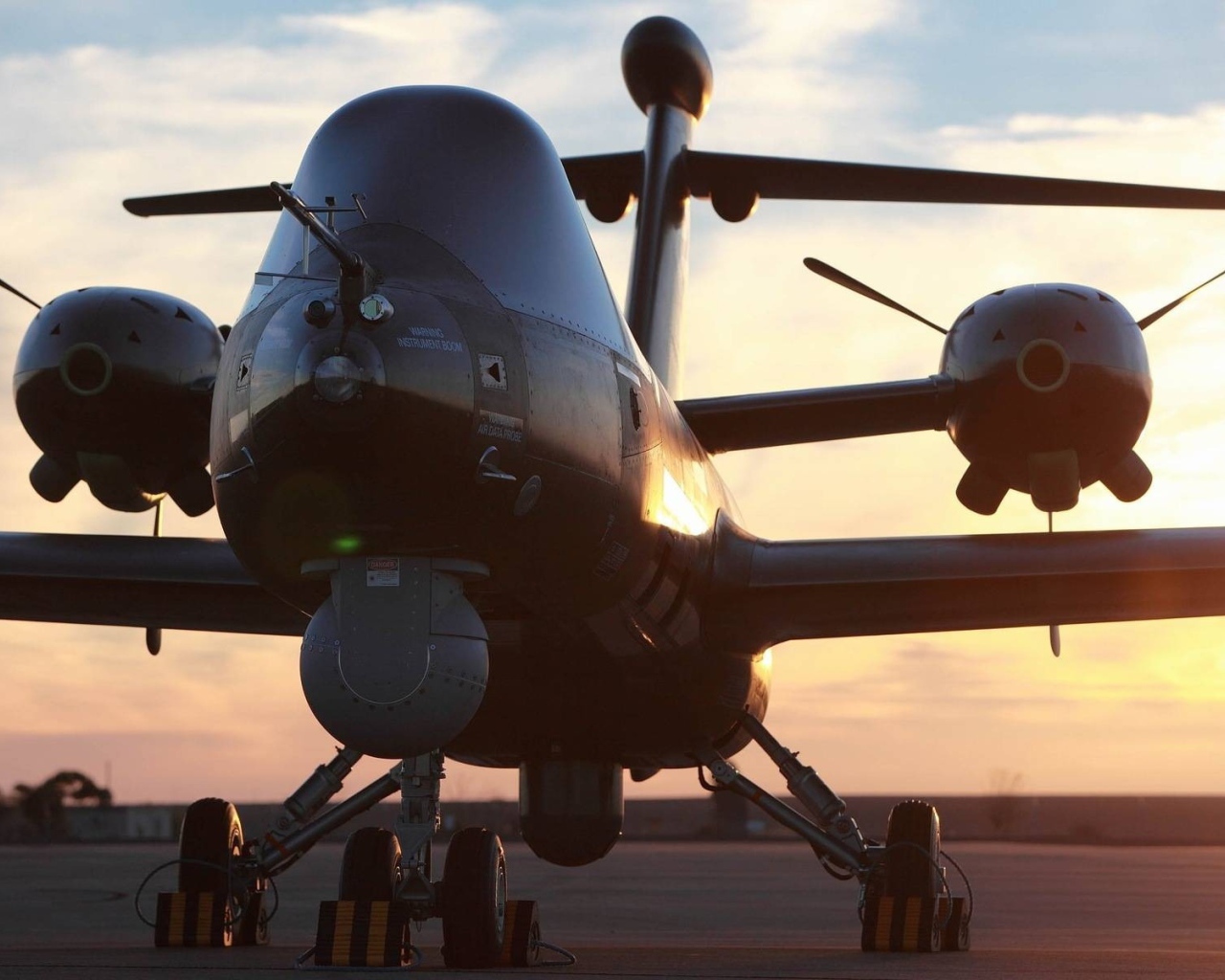 Самолет на взлетной полосе