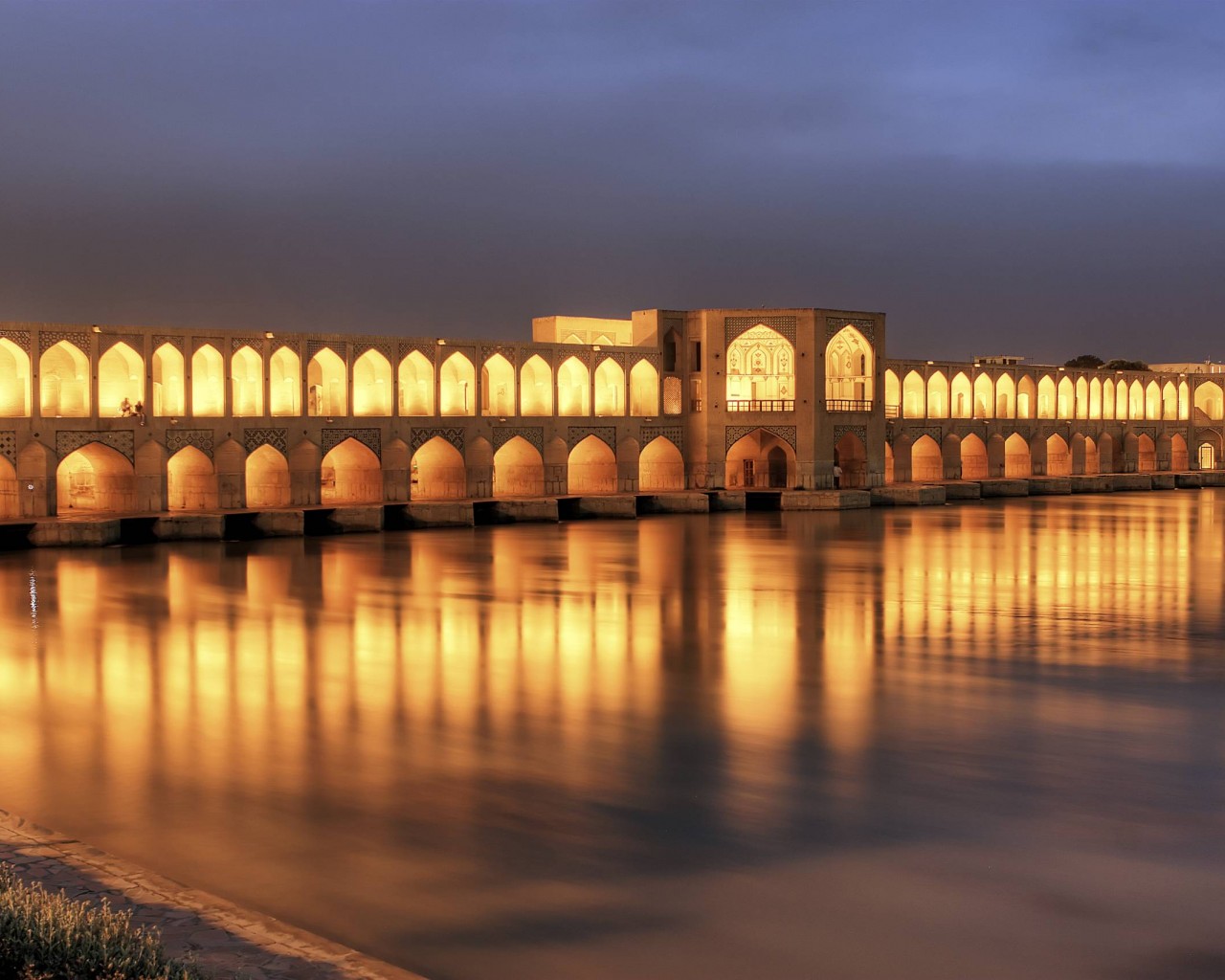 Мост Хаджу ночью