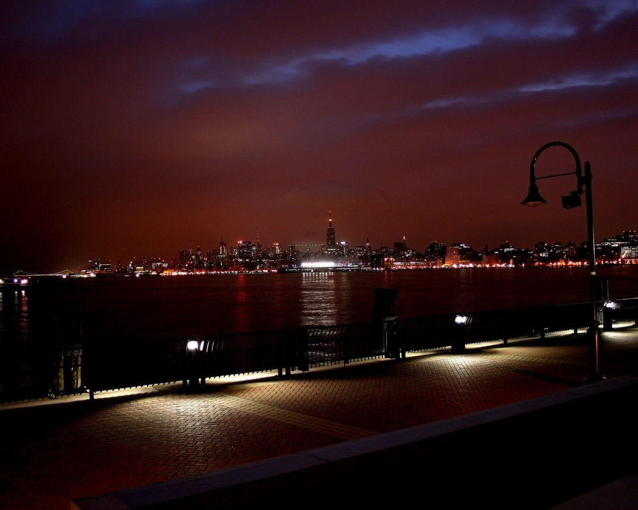 Набережная ночью