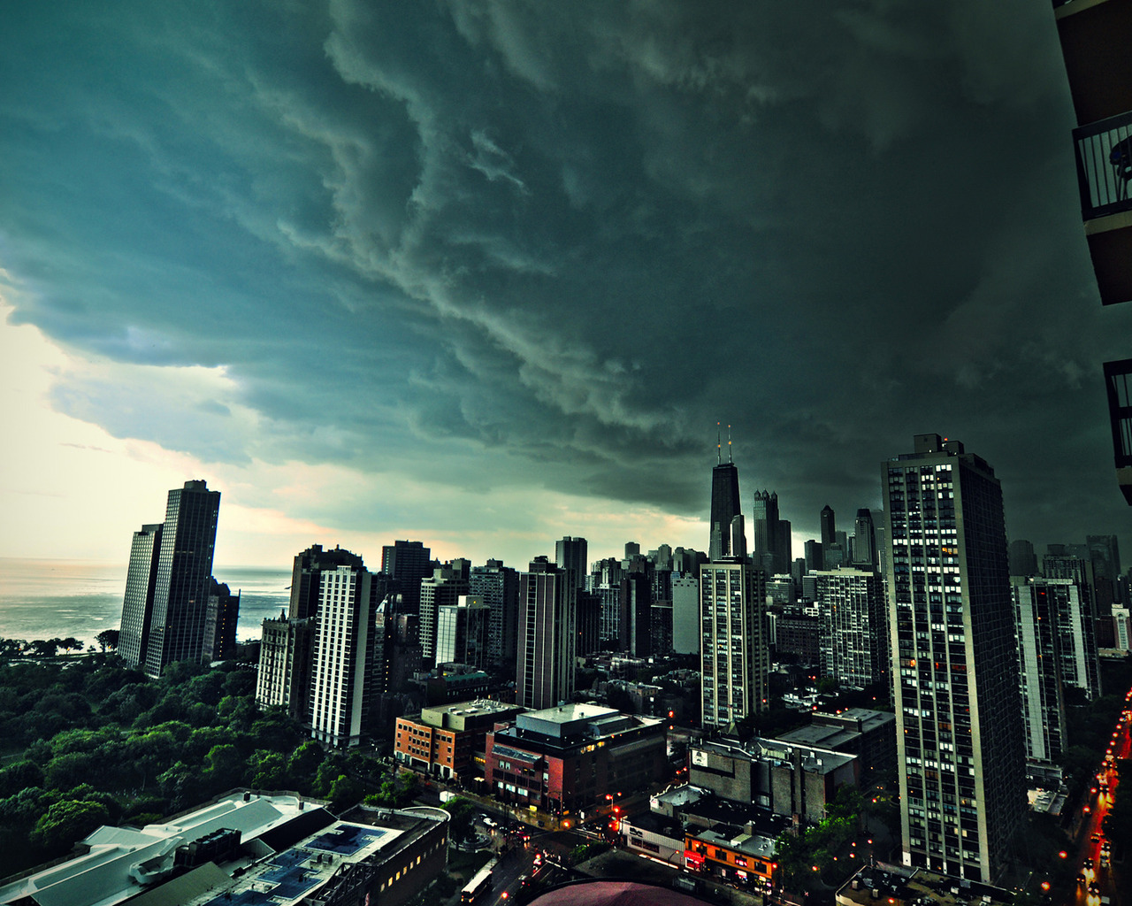 Страшные тучи над городом