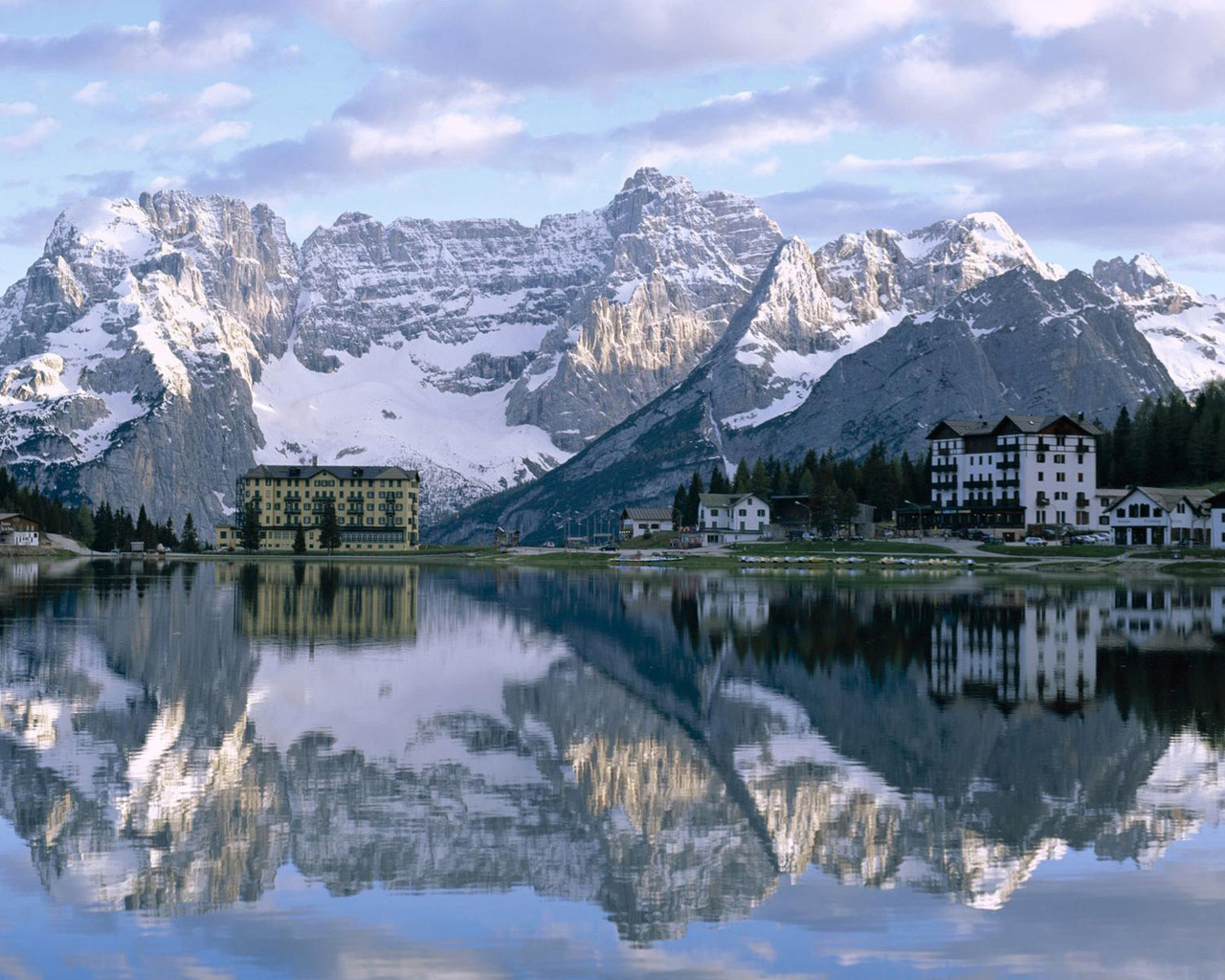 Город около гор