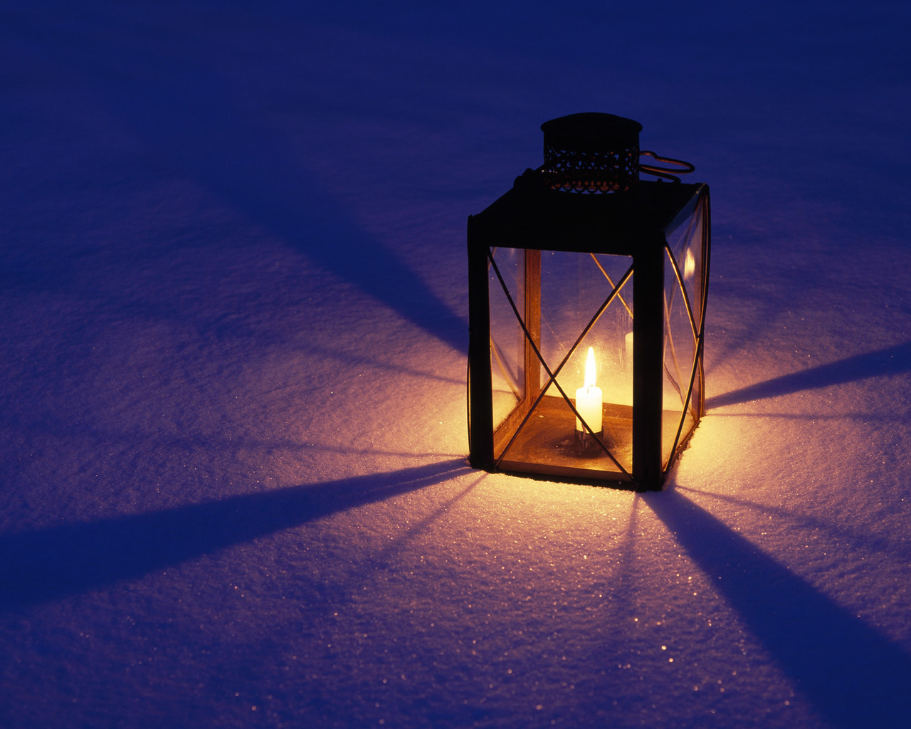 Фонарь на снегу