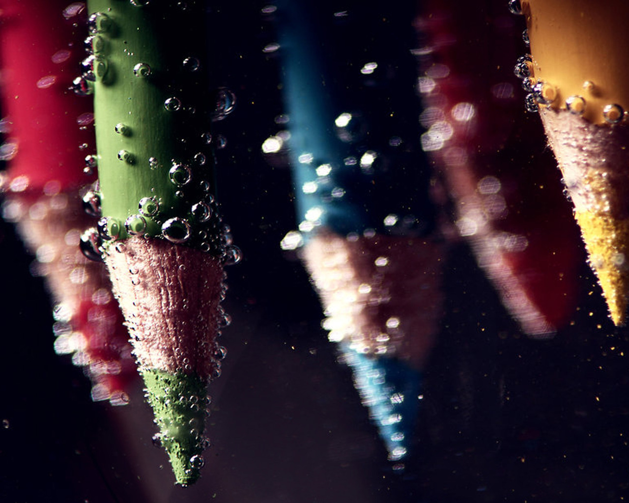 Карандаши под водой