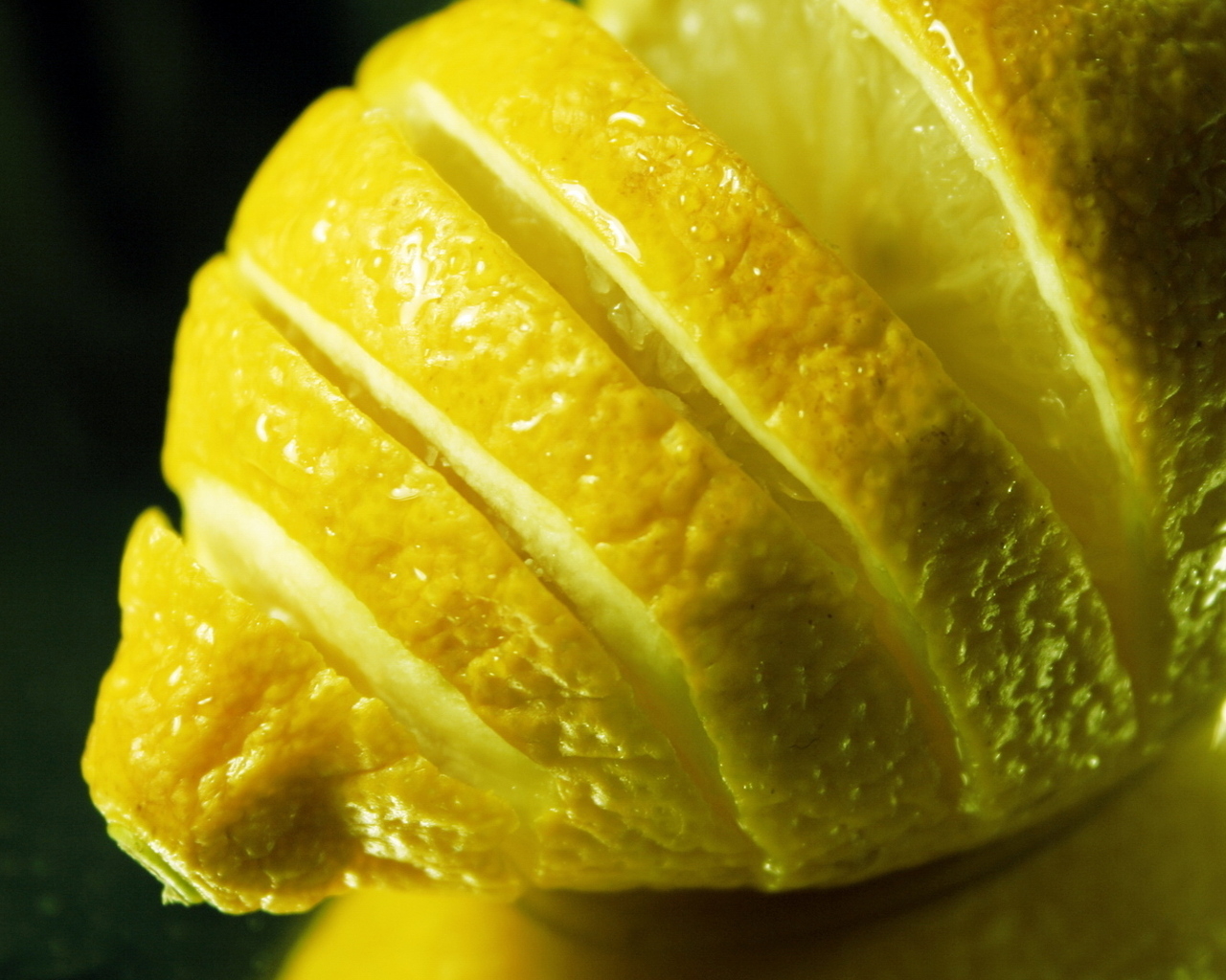 Разрезанный лимон