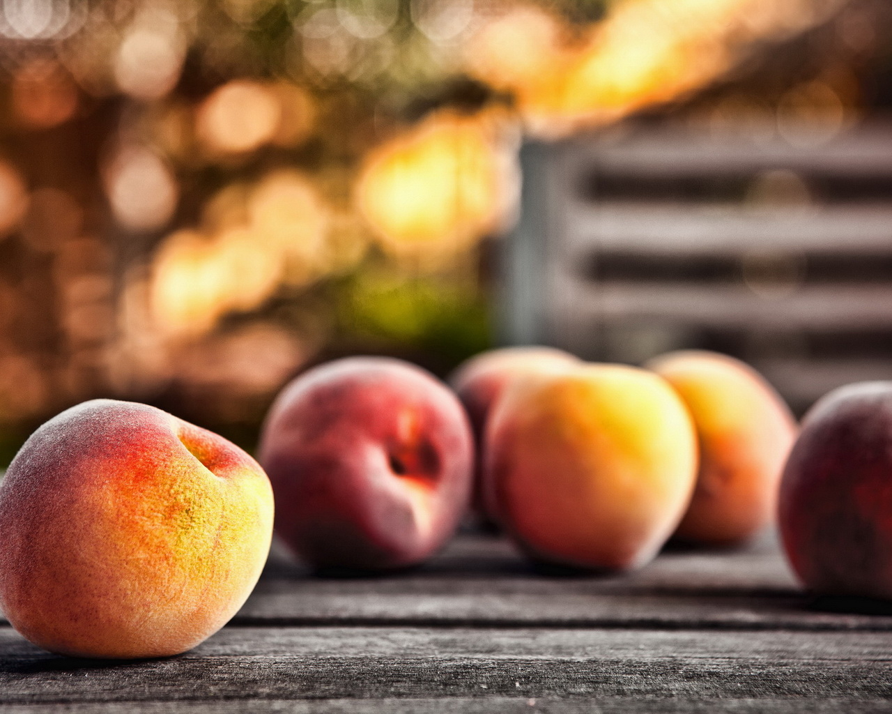 Разбросанные персики