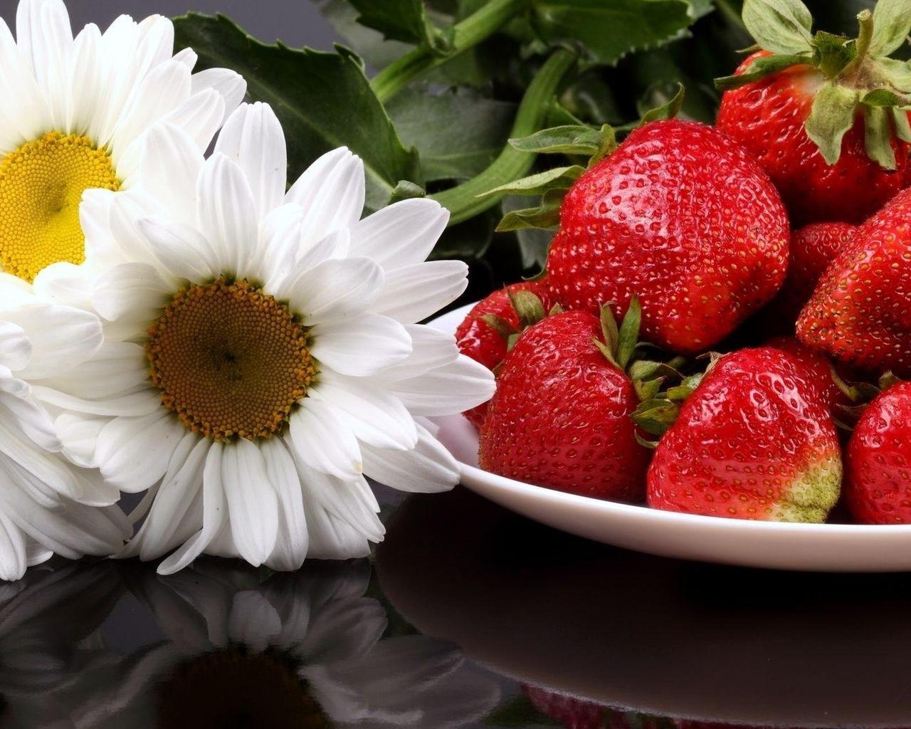 Клубника и ромашки