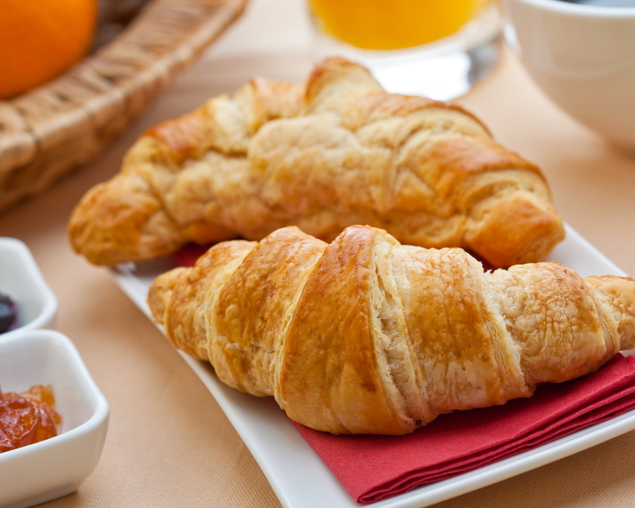 Свежие круассаны и джем