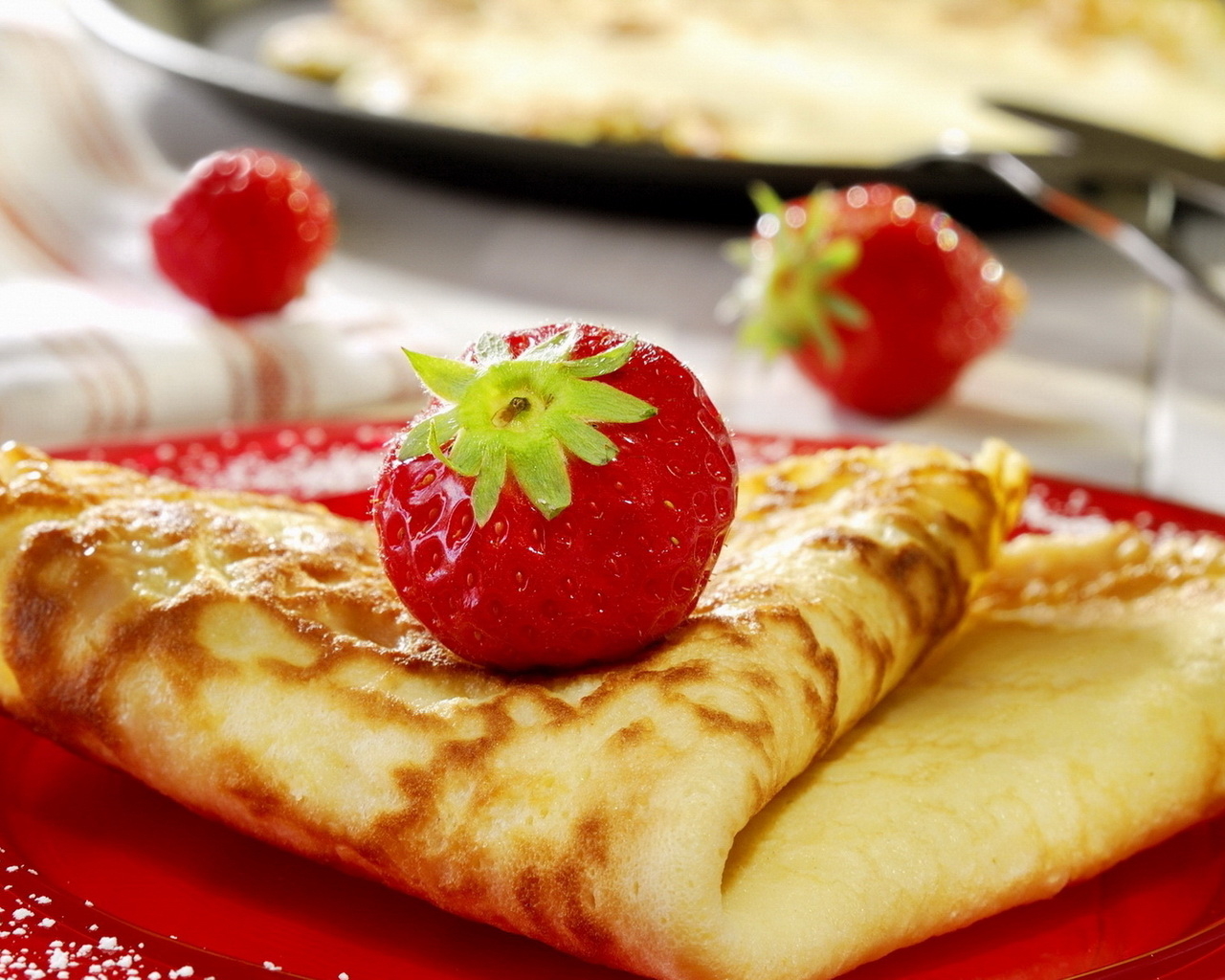 Блинчики и клубника