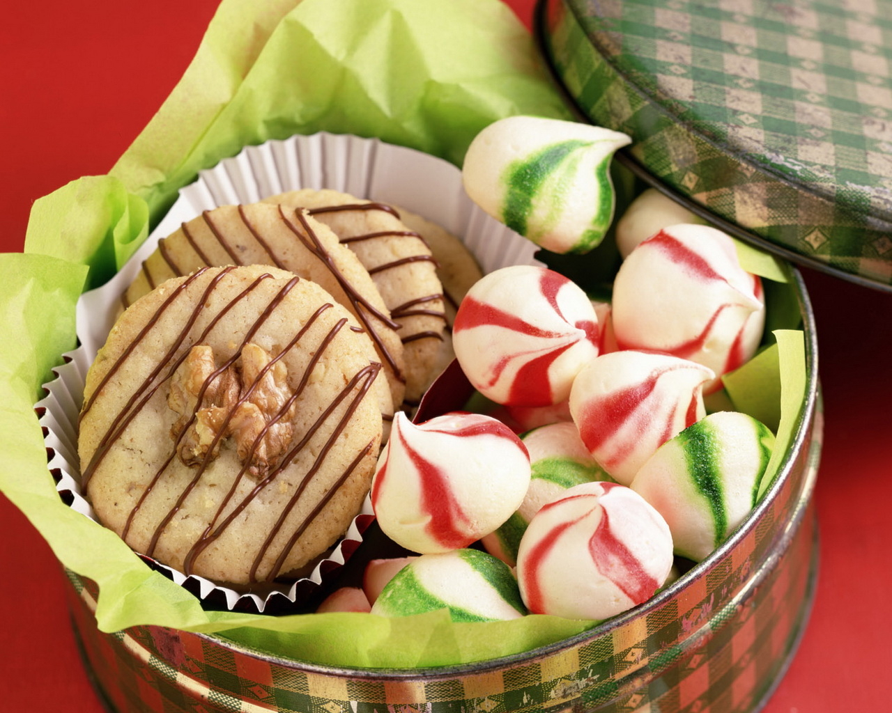 Печенье в железной банке