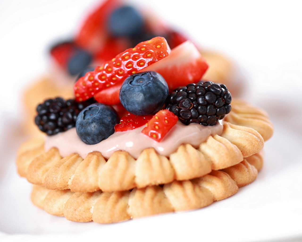 Пирожное с ягодами