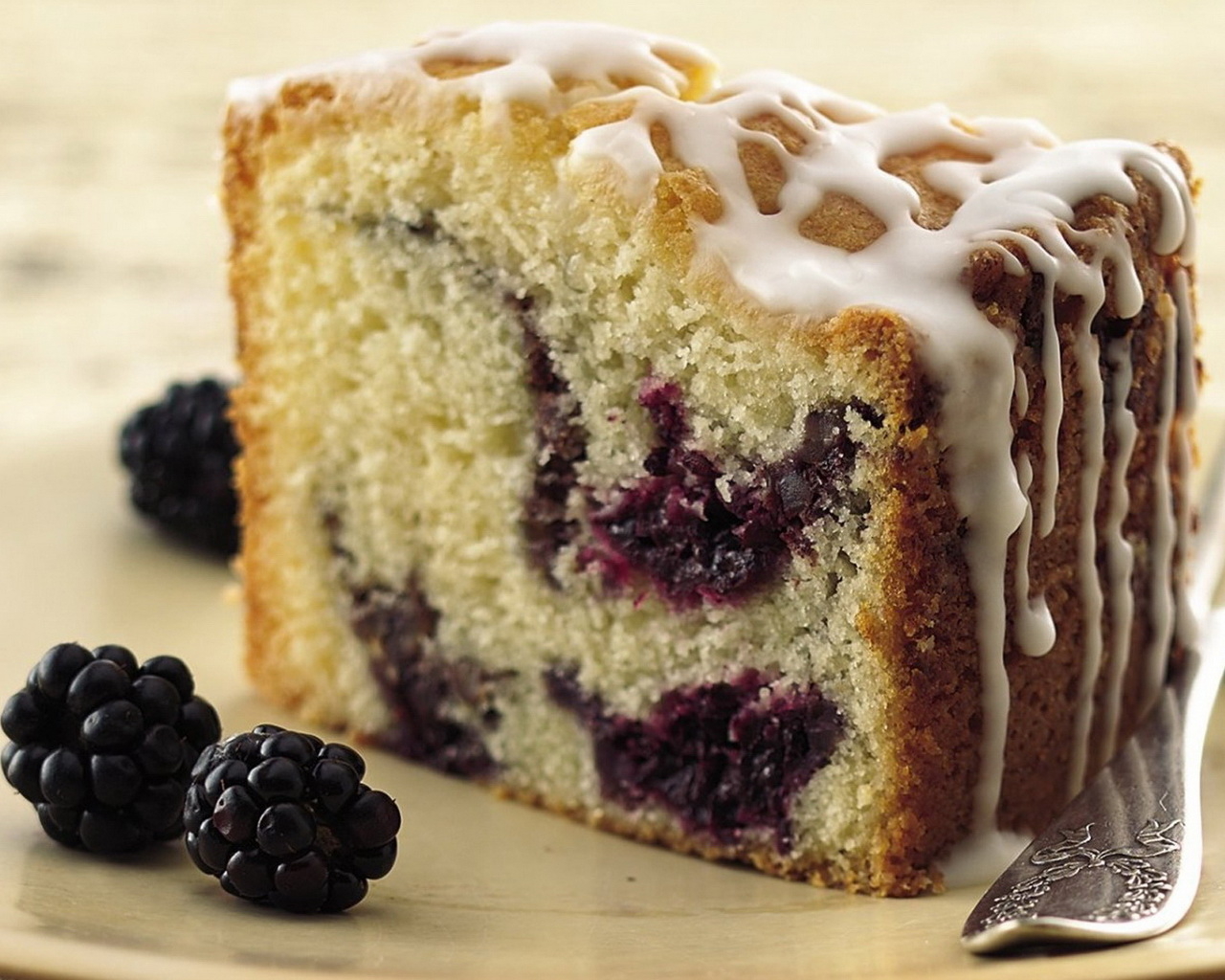 Кекс с ежевикой