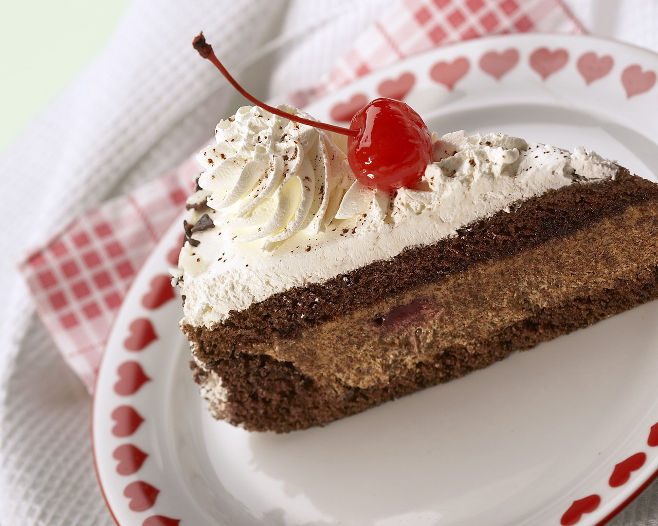 Тортик с вишенкой