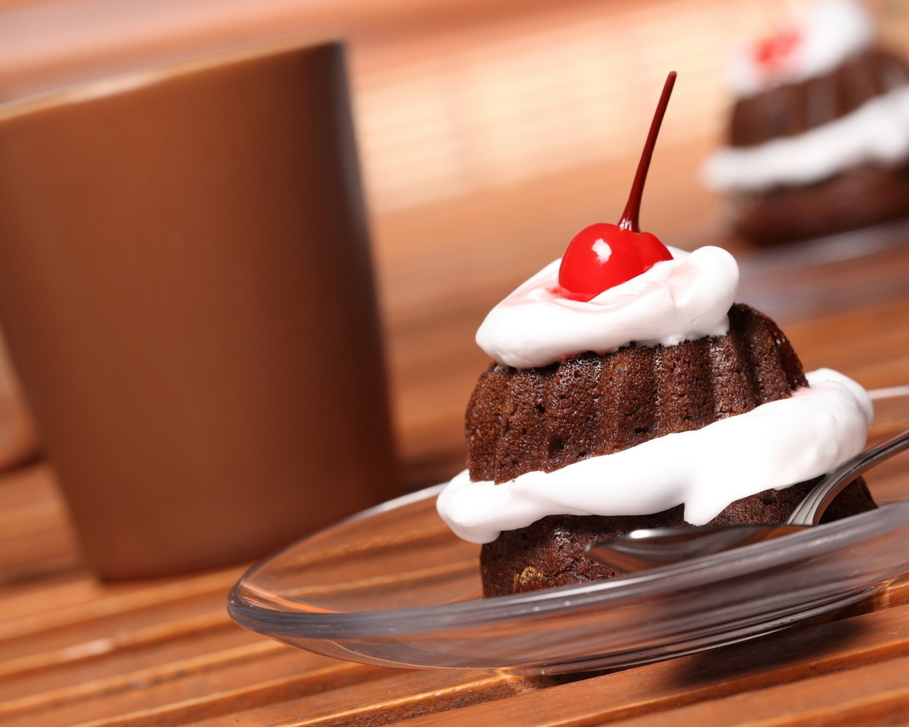 Пирожное с вишней