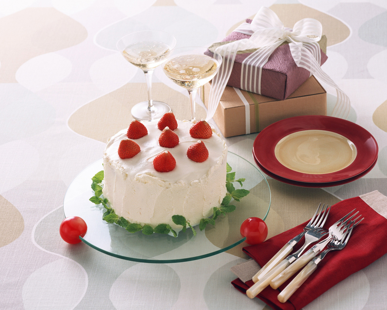 Торт с клубникой